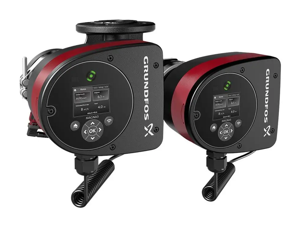 Zwei Grundfos Umwälzpumpen mit digitalen Anzeigen und Bedienelementen. Eine Pumpe zeigt den Betriebsmodus und Werte an, während die andere ähnliche Merkmale aufweist.